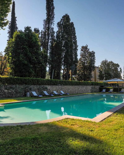 Villa Vaccoli: Wasser, Himmel, Pflanze, Schwimmbad, Azurblau, Natürliche Landschaft, Gewässer, Baum, Gras, Schatten