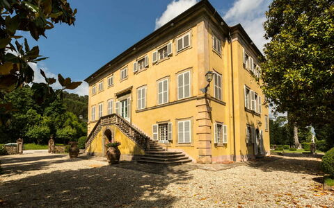 Villa Vorno: Himmel, Pflanze, Gebäude, Fenster, Wolke, Baum, Sonnenlicht, Haus, Tür, Wohngebiet