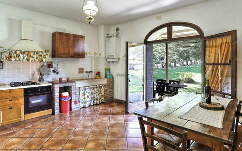 Villa Le Selvole: Cabinetry, Möbel, Eigentum, Countertop, Tabelle, Fenster, Küche, Stuhl, Holz, Interior Design