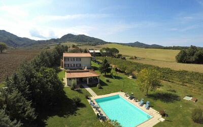 Villa Le Selvole: Himmel, Wolke, Wasser, Gebäude, Pflanze, Berg, Baum, Grundstueck, Schwimmbad, Gras