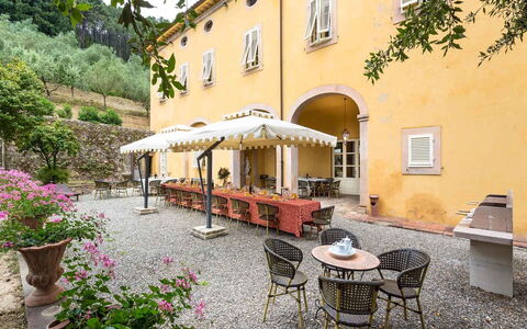 Villa Cantignano: Pflanze, Gebäude, Blume, Fenster, Blumentopf, Baum, Tabelle, Gartenmöbel, Strassenbelag, Die Architektur