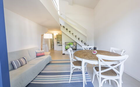 Residenza Morin: Möbel, Tabelle, Eigentum, Komfort, Couch, Interior Design, Gebäude, Holz, Flooring, Fussboden