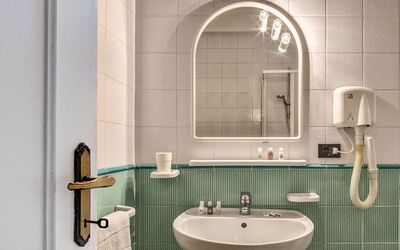 Trilocale Standard Wave: Spiegel, Zapfhahn, Armatur, Sinken, Bad Sink, Eigentum, Produkt, Badezimmer, Holz, Interior Design