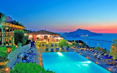 Blue-wave Experience Resort: Wasser, Himmel, Gebäude, Eigentum, Pflanze, Schwimmbad, Strandresort, Azurblau, Natürliche Landschaft, Baum