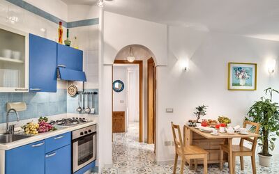 Bilocale Deluxe Wave: Cabinetry, Eigentum, Möbel, Pflanze, Gebäude, Countertop, Stuhl, Blau, Zimmerpflanze, Schublade