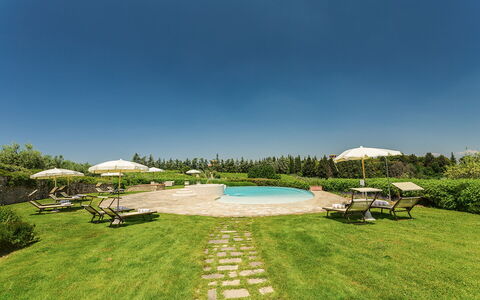 Sole Del Chianti: Himmel, Pflanze, Wasser, Eigentum, Azurblau, Baum, Natürliche Landschaft, Grundstueck, Gartenmöbel, Schwimmbad