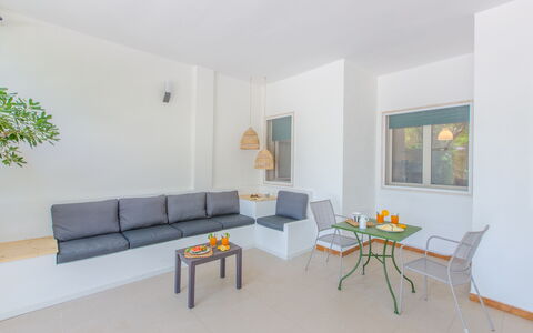 Villa Talise: Tabelle, Couch, Möbel, Pflanze, Interior Design, Gebäude, Wohnzimmer, Holz, Beleuchtung, Orange