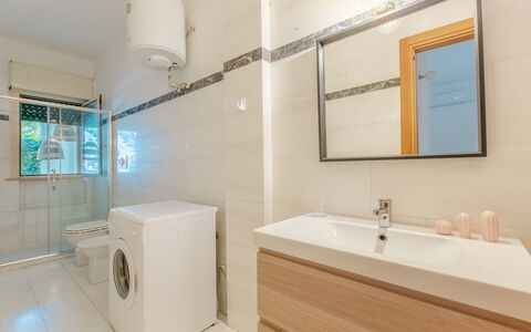 Villa Talise: Spiegel, Armatur, Zapfhahn, Eigentum, Sinken, Gebäude, Badezimmer, Bad Sink, Badezimmerschrank, Haus