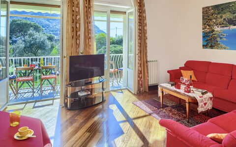 Apartment Fernanda - Levanto: Eigentum, Möbel, Tabelle, Couch, Holz, Komfort, Interior Design, Wohnzimmer, Flooring, Die Architektur