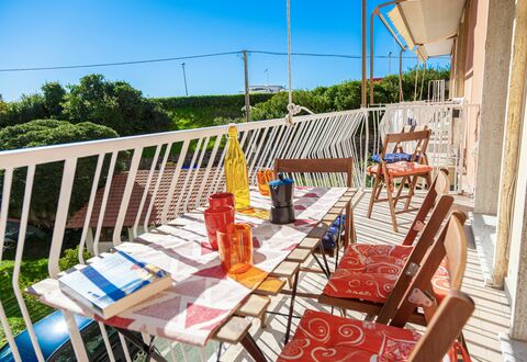 Apartment Fernanda - Levanto: Himmel, Tabelle, Eigentum, Möbel, Stuhl, Baum, Gartenmöbel, Holz, Tisch Im Freien, Freizeit