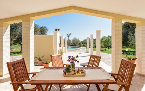 Villa Käthe Con Piscina Privata: Tabelle, Pflanze, Möbel, Eigentum, Blume, Stuhl, Azurblau, Schatten, Gebäude, Holz