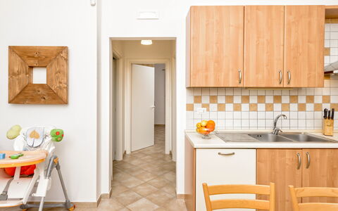 Villa Käthe Con Piscina Privata: Cabinetry, Möbel, Countertop, Sinken, Spüle, Zapfhahn, Orange, Holz, Gebäude, Interior Design