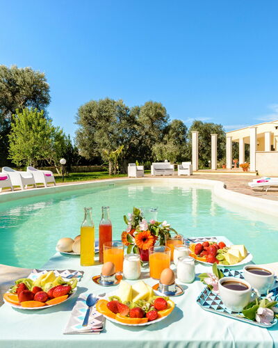 Villa Käthe Con Piscina Privata: Wasser, Essen, Himmel, Tabelle, Daytime, Eigentum, Geschirr, Pflanze, Natur, Baum