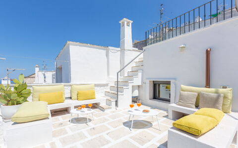 Romeo e Giulietta - Terrazza Vista Mare: Himmel, Möbel, Pflanze, Gebäude, Tabelle, Couch, Interior Design, Gartenmöbel, Wohnzimmer, Fussboden
