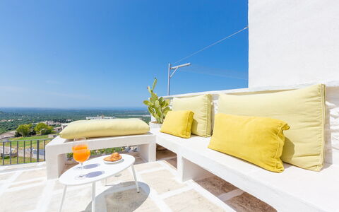 Romeo e Giulietta - Terrazza Vista Mare: Himmel, Eigentum, Pflanze, Komfort, Gartenmöbel, Interior Design, Schatten, Wasser, Couch, Kissen
