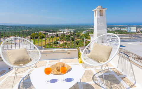 Romeo e Giulietta - Terrazza Vista Mare: Himmel, Tabelle, Möbel, Geschirr, Produkt, Stuhl, Azurblau, Gartenmöbel, Interior Design, Gebäude