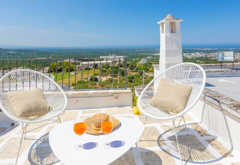 Romeo e Giulietta - Terrazza Vista Mare: Himmel, Tabelle, Möbel, Geschirr, Produkt, Stuhl, Azurblau, Gartenmöbel, Interior Design, Gebäude