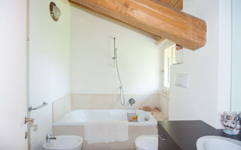 Villa Monia: Eigentum, Zapfhahn, Möbel, Badewanne, Armatur, Weiss, Sinken, Badezimmer, Bad Sink, Holz