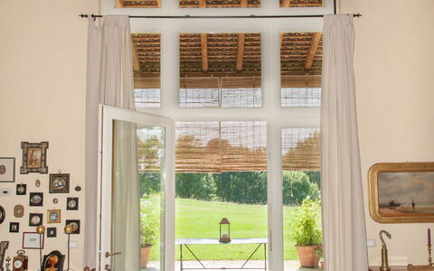 Villa Monia: Möbel, Fenster, Gebäude, Pflanze, Haus, Holz, Textil, Schatten, Grundeigentum