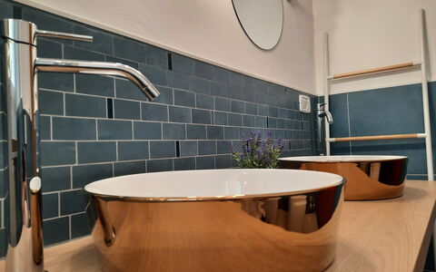 Cattolica Sea Loft: Armatur, Eigentum, Badewanne, Holz, Interior Design, Beleuchtung, Badezimmer, Haus, Flooring, Fussboden