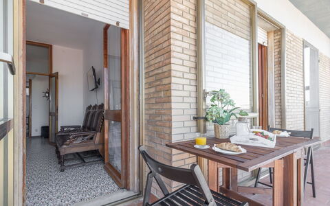 Cattolica Sea Loft: Möbel, Tabelle, Blumentopf, Fenster, Holz, Zimmerpflanze, Gebäude, Interior Design, Stuhl, Tür