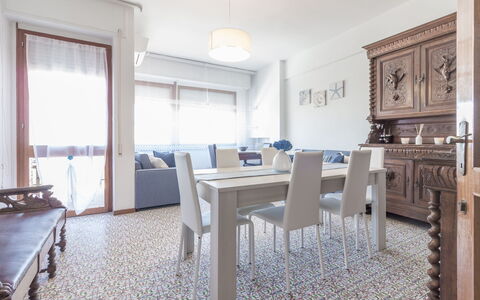 Cattolica Sea Loft: Tabelle, Möbel, Gebäude, Stuhl, Fenster, Holz, Bilderrahmen, Wohnzimmer, Haus, Interior Design