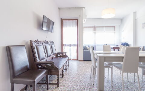Cattolica Sea Loft: Möbel, Eigentum, Tabelle, Gebäude, Stuhl, Bilderrahmen, Interior Design, Holz, Zimmerpflanze, Komfort