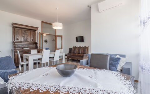 Cattolica Sea Loft: Tabelle, Möbel, Eigentum, Stuhl, Azurblau, Tischdecke, Holz, Bilderrahmen, Interior Design, Dekoration
