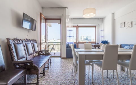Cattolica Sea Loft: Möbel, Eigentum, Tabelle, Azurblau, Bilderrahmen, Zimmerpflanze, Stuhl, Beleuchtung, Fenster, Die Architektur