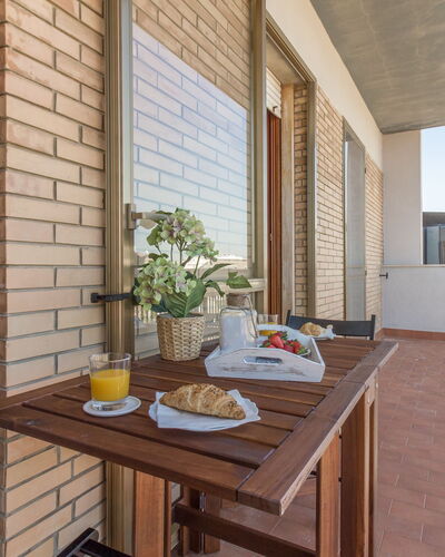 Cattolica Sea Loft: Tabelle, Eigentum, Geschirr, Gebäude, Fenster, Essen, Holz, Himmel, Interior Design, Schatten