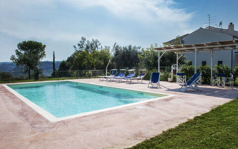 Villa Degli Aranci: Wasser, Himmel, Wolke, Pflanze, Schwimmbad, Schatten, Rechteck, Gras, Freizeit, Verbundwerkstoff