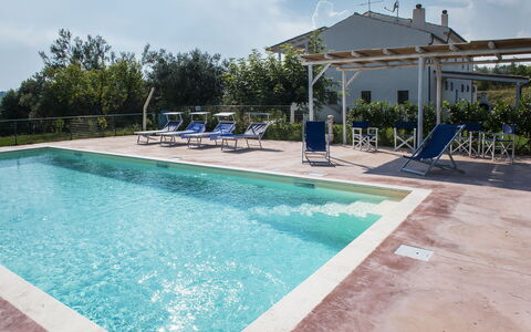 Villa Degli Aranci: Wasser, Pflanze, Himmel, Wolke, Gebäude, Schwimmbad, Azurblau, Schatten, Gartenmöbel, Rechteck
