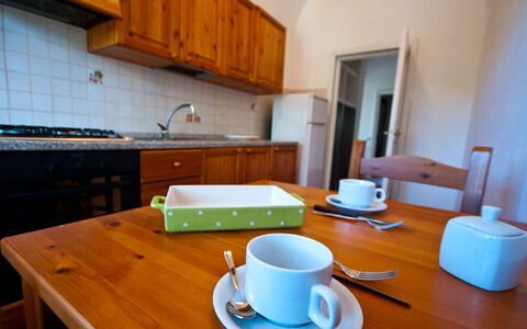 Holiday Home Giannella: Tabelle, Geschirr, Eigentum, Cabinetry, Möbel, Drinkware, Dishware, Kaffeetasse, Tasse, Holz