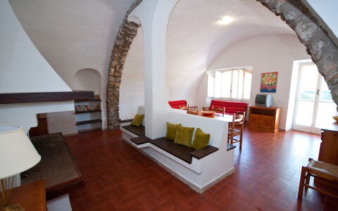 Holiday Home Giannella: Eigentum, Couch, Möbel, Tabelle, Holz, Interior Design, Halle, Fussboden, Flooring, Haus
