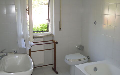 Casa Argentario: Armatur, Eigentum, Badewanne, Sinken, Zapfhahn, Badezimmer, Fenster, Gebäude, Lila