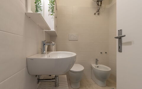 Conero Suite: Zapfhahn, Armatur, Sinken, Eigentum, Bad Sink, Weiss, Badezimmer, Spiegel, Lila, Schwarz