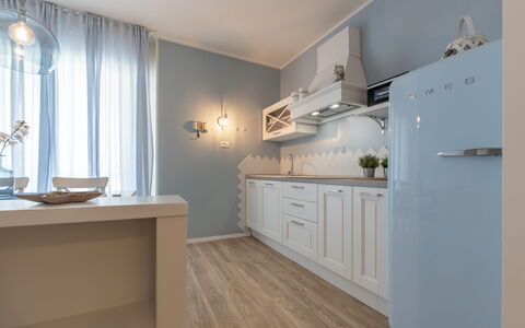 Conero Suite: Cabinetry, Eigentum, Möbel, Countertop, Gebäude, Küche, Interior Design, Fenster, Holz, Die Architektur