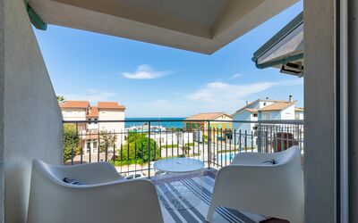 Conero Suite: Himmel, Wolke, Daytime, Gebäude, Eigentum, Schatten, Azurblau, Die Architektur, Interior Design