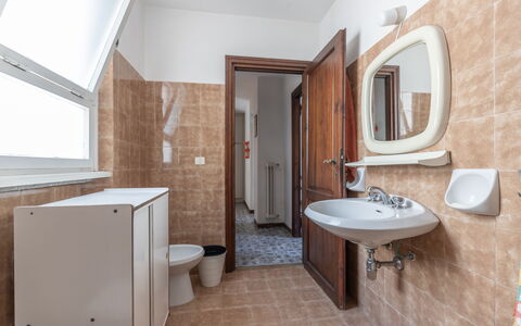 Villa Il Pesco: Spiegel, Braun, Zapfhahn, Sinken, Bad Sink, Eigentum, Armatur, Gebäude, Badezimmer, Holz