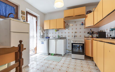 Villa Il Pesco: Cabinetry, Möbel, Eigentum, Countertop, Küchengerät, Küche, Herd, Interior Design, Beleuchtung, Kühlschrank