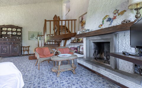 Villa Il Pesco: Möbel, Holz, Gebäude, Tabelle, Wohnzimmer, Couch, Interior Design, Stuhl, Fussboden, Flooring