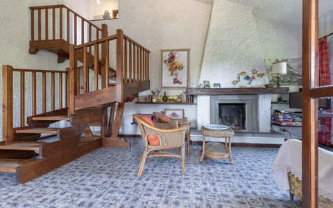 Villa Il Pesco: Möbel, Eigentum, Gebäude, Holz, Flooring, Interior Design, Tabelle, Fussboden, Treppe, Stuhl