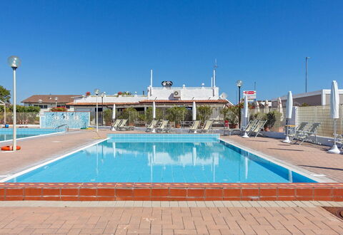 Villa Il Pesco: Wasser, Himmel, Schwimmbad, Azurblau, Freizeit, Verbundwerkstoff, Gartenmöbel, Erholung, Rechteck, Schatten