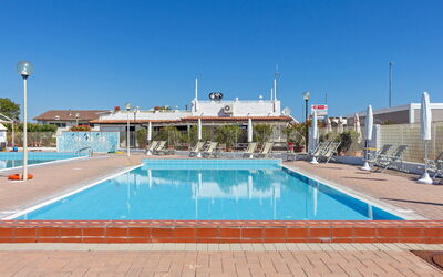 Villa Il Pesco: Wasser, Himmel, Schwimmbad, Azurblau, Freizeit, Verbundwerkstoff, Gartenmöbel, Erholung, Rechteck, Schatten