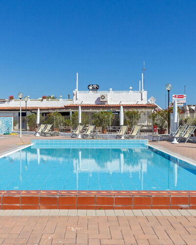 Villa Il Pesco: Wasser, Himmel, Schwimmbad, Azurblau, Freizeit, Verbundwerkstoff, Gartenmöbel, Erholung, Rechteck, Schatten