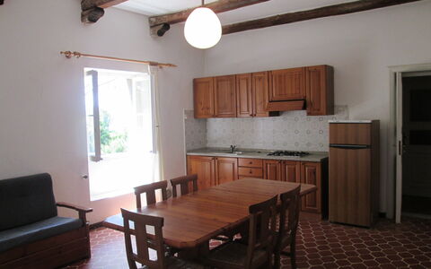 Giannella Holiday Apartment: Möbel, Tabelle, Cabinetry, Couch, Fenster, Holz, Stuhl, Gebäude, Interior Design, Küche & Esszimmer Tisch