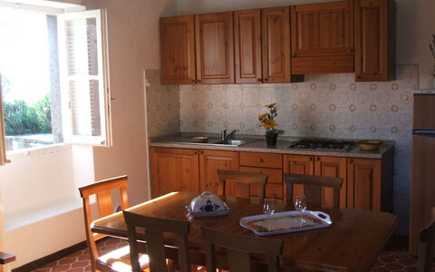 Giannella Holiday Apartment: Braun, Cabinetry, Spüle, Countertop, Eigentum, Möbel, Sinken, Zapfhahn, Fenster, Küche