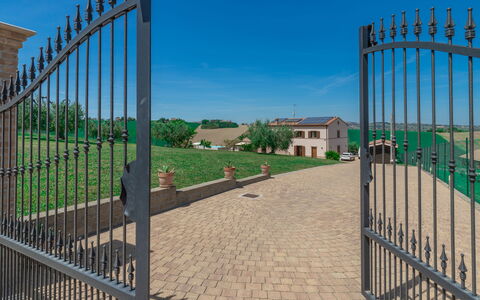 Villa Clair: Himmel, Eigentum, Pflanze, Zaun, Strassenbelag, Verbundwerkstoff, Urban Design, Gras, Backstein, Fassade