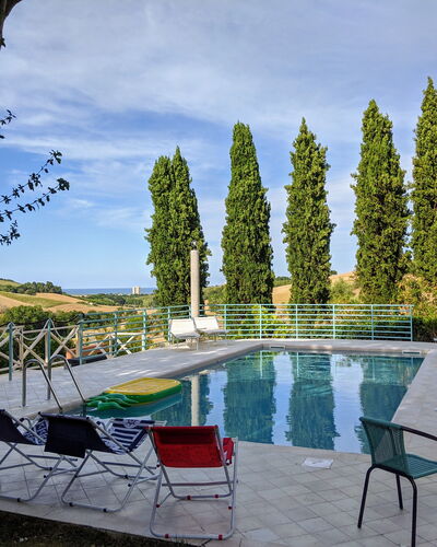 Villa Millefiori: Wasser, Himmel, Pflanze, Wolke, Möbel, Natur, Stuhl, Baum, Schwimmbad, Gartenmöbel