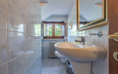 Villa Vagnini: Zapfhahn, Spiegel, Armatur, Eigentum, Sinken, Toilette, Badezimmer, Bad Sink, Interior Design, Lila